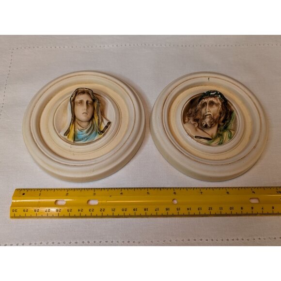 Vintage Chalkware Jesus & Mary Round Wall Plaques Religious Decor 5" Diameter - Picture 6 of 9